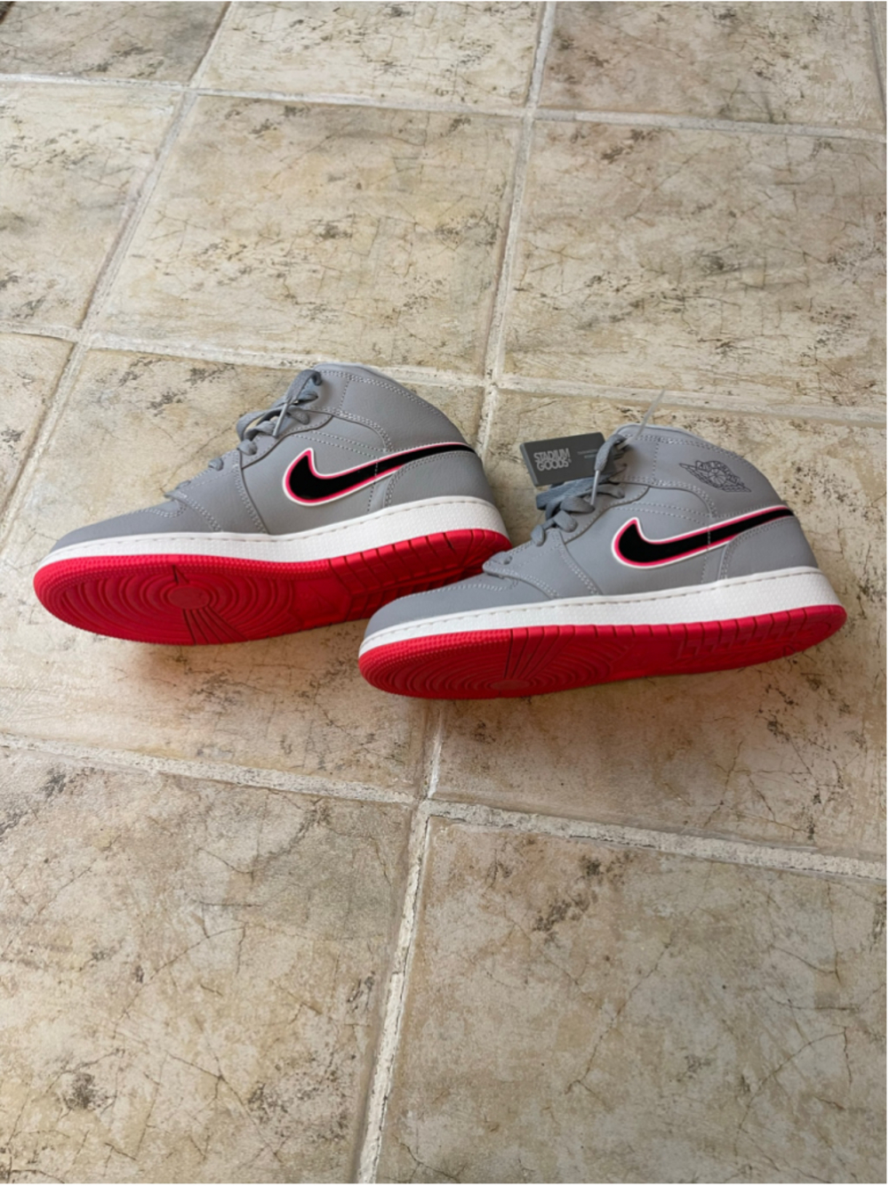 Boys Jordan Mid Sneakers 555112 Grey Red Size 6.5Y - Picture 4 of 6